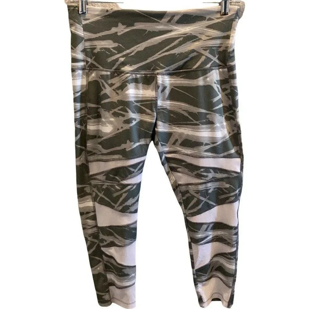 Vogo athletica leggings cropped Size Large green camo Spandex Athleisure